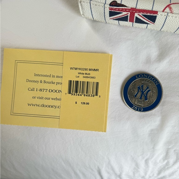 Limited Edition Dooney & Bourke 2019 New York Yankees London Series Pouch - Picture 4 of 6